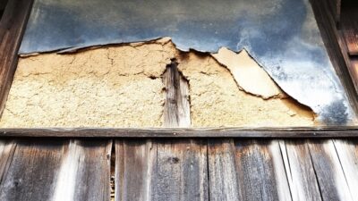 剥がれ落ちた外壁塗装
